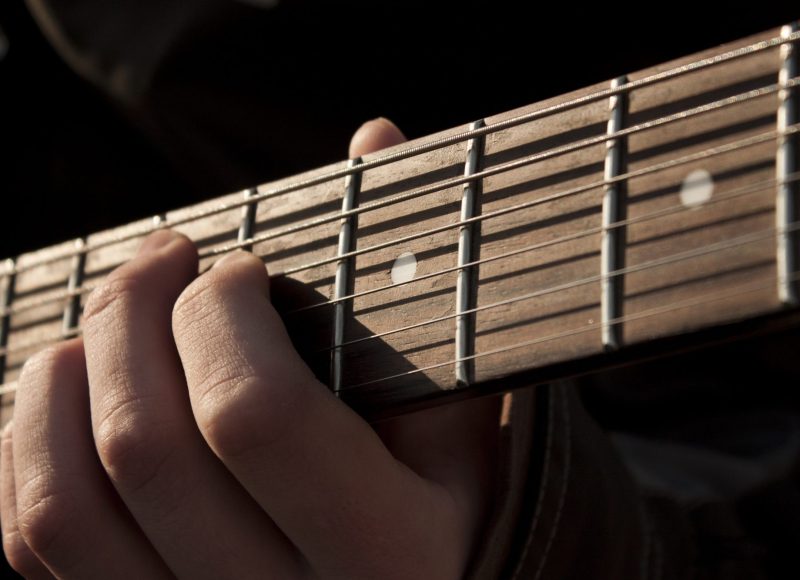 Illustration du poème "musique" représentant un homme entrain de jouer de la guitare